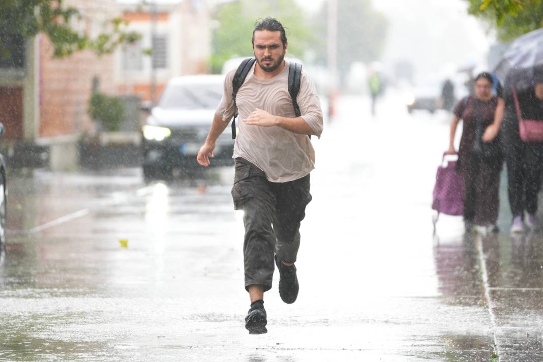 İstanbul’a sadece 5 dakika yetti! Meteoroloji uyarı üstüne uyarı yapmıştı 13